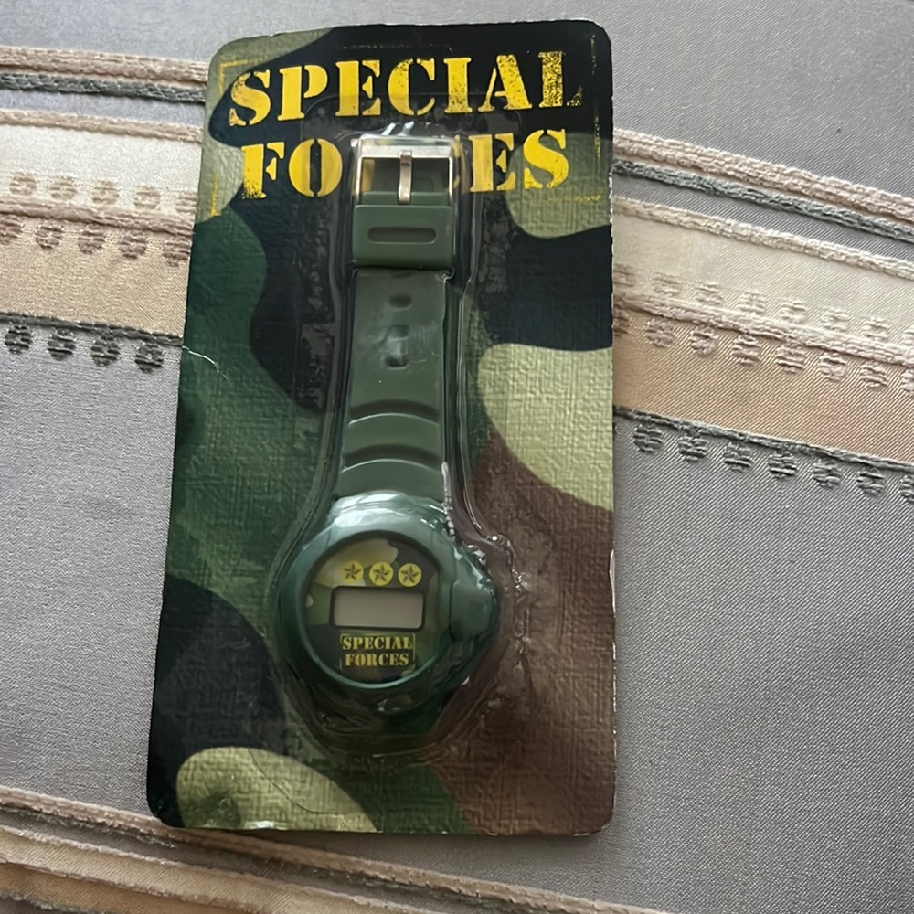 Kids special forces play watch good condition unopened